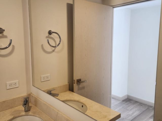Moderno Apartamento de 2 Hab / 2 Ba – Ubicación Premium en Santa Ana — photo 16 of 17