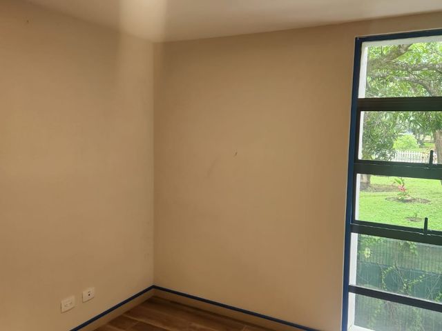 Moderno Apartamento de 2 Hab / 2 Ba – Ubicación Premium en Santa Ana — photo 8 of 17