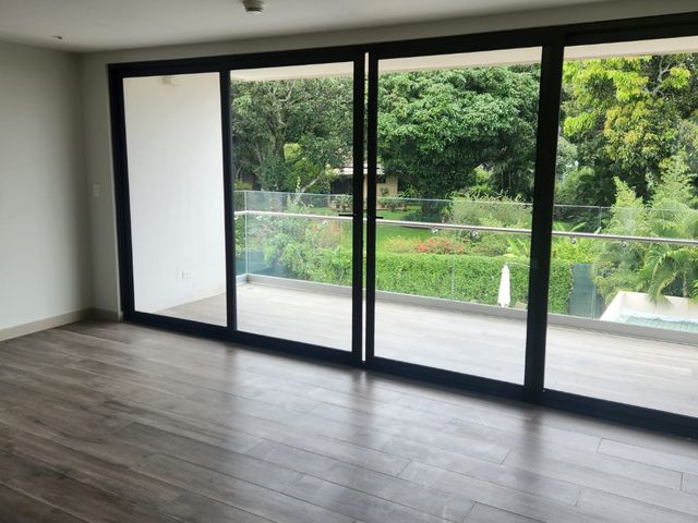 Moderno Apartamento de 2 Hab / 2 Ba – Ubicación Premium en Santa Ana — photo 12 of 17