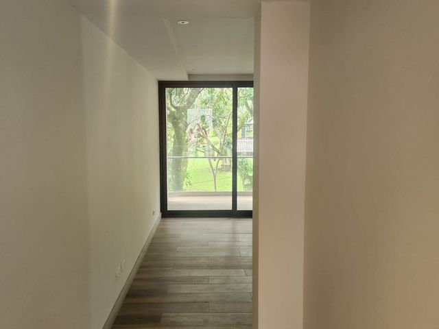 Moderno Apartamento de 2 Hab / 2 Ba – Ubicación Premium en Santa Ana — photo 9 of 17