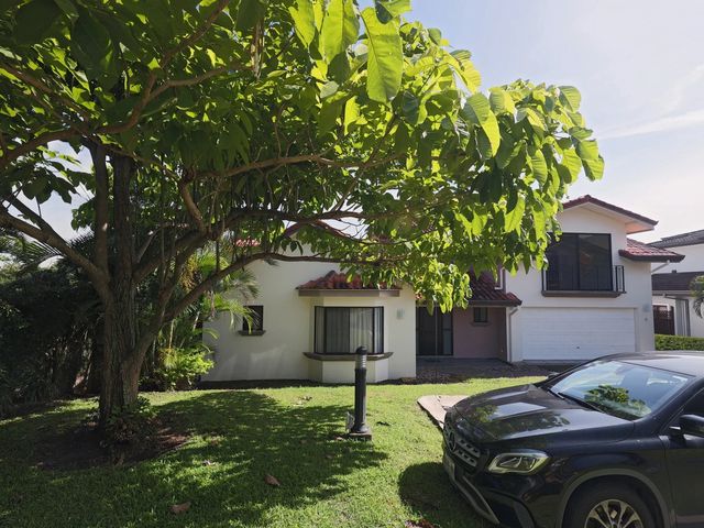 Casa de Lujo en Piedades de Santa Ana: 5 Hab + Amplio Jardín — photo 17 of 20