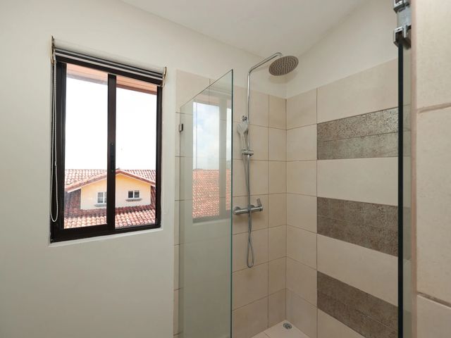 Casa de Lujo en Piedades de Santa Ana: 5 Hab + Amplio Jardín — photo 16 of 20