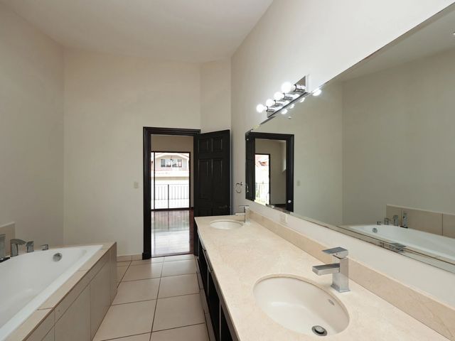 Casa de Lujo en Piedades de Santa Ana: 5 Hab + Amplio Jardín — photo 14 of 20