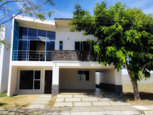Casa Contemporánea en Condominio Montezuma | 3DOR / 2.5BA | 250 m² — photo 1 of 20