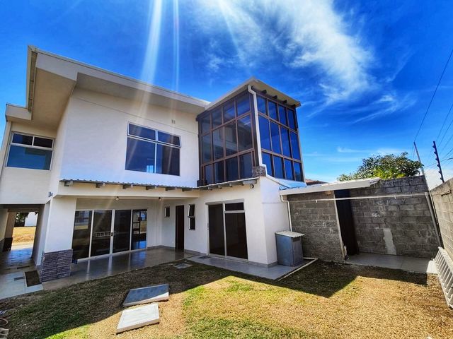 Casa Contemporánea en Condominio Montezuma | 3DOR / 2.5BA | 250 m² — photo 10 of 20