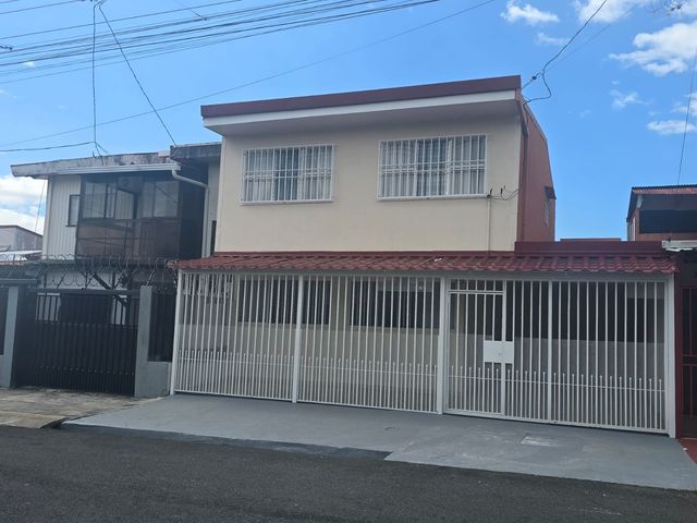 VENTA DE CASA INDEPENDIENTE DE DOS PLANTAS EN TIBÁS CENTRO — photo 1 of 19