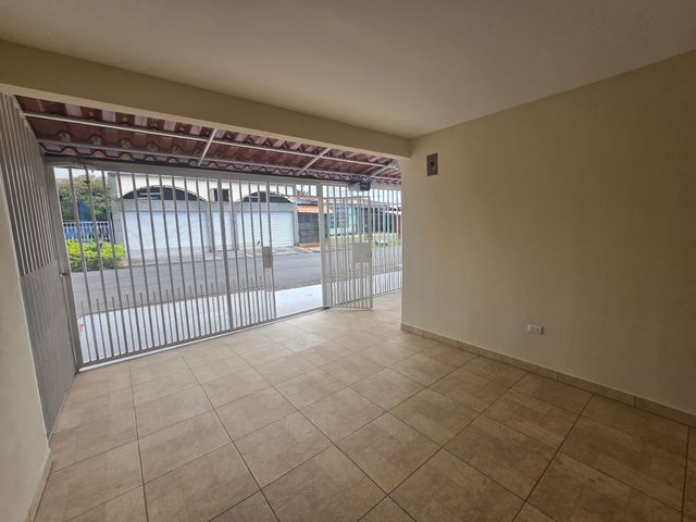 VENTA DE CASA INDEPENDIENTE DE DOS PLANTAS EN TIBÁS CENTRO — photo 14 of 19