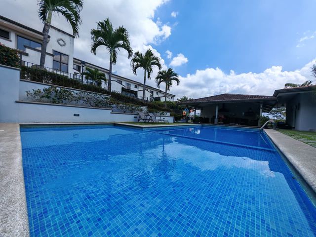 Venta de casa en condominio Atocha, Lagunilla de Heredia — foto 1 de 5