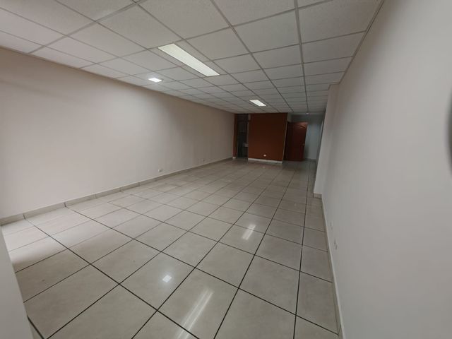 Alquiler de local comercial con excelente ubicación en El Carmen de Guadalupe — foto 4 de 5