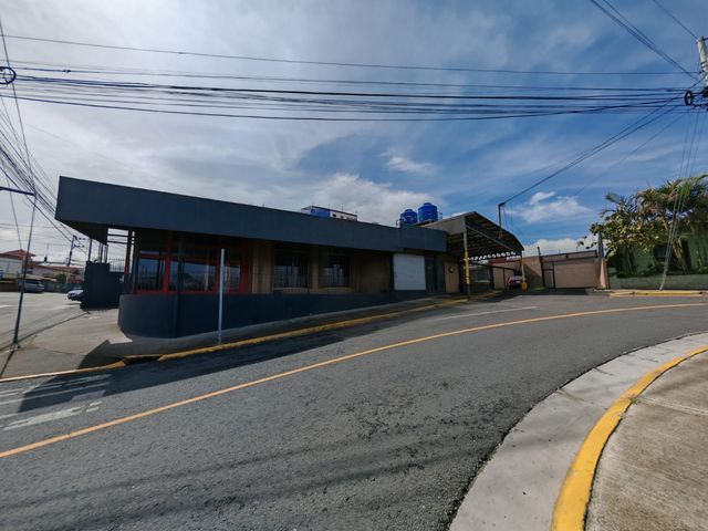 Venta de propiedad con local y apartamentos en San Isidro de Coronado — foto 1 de 5