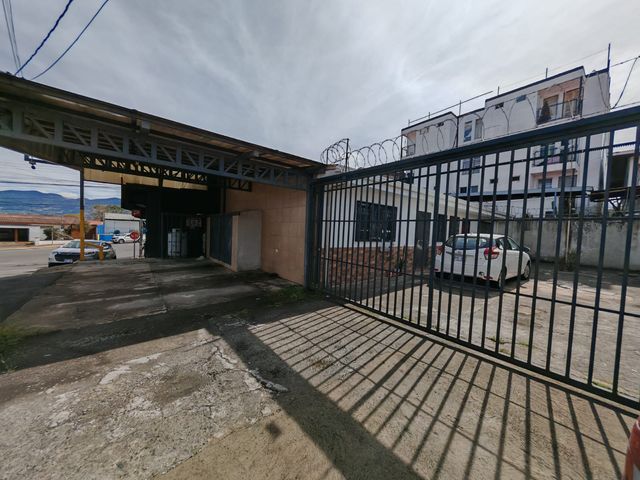 Venta de propiedad con local y apartamentos en San Isidro de Coronado — foto 4 de 5