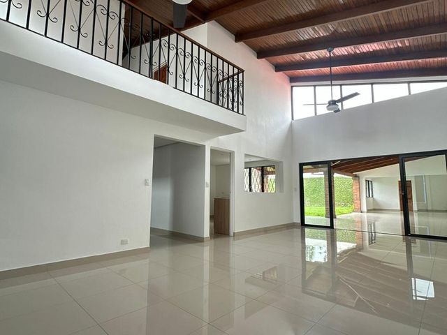 Casa linda grande Rohrmoser remodelada residencia / oficinas, terraza patio verde oficina 4 cuartos — photo 1 of 15