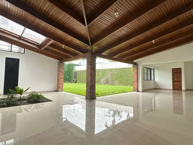 Casa linda grande Rohrmoser remodelada residencia / oficinas, terraza patio verde oficina 4 cuartos — photo 9 of 15