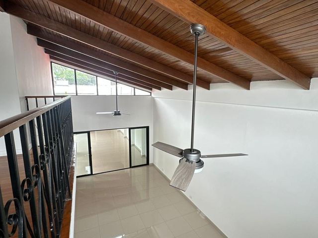 Casa linda grande Rohrmoser remodelada residencia / oficinas, terraza patio verde oficina 4 cuartos — photo 8 of 15