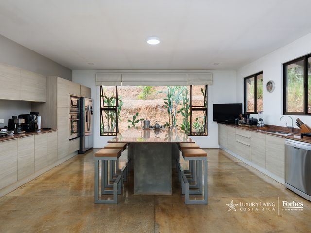 20423–PRECIO SUPER REDUCIDO/Casa con terreno, piscina y casa huéspedes — photo 8 of 21