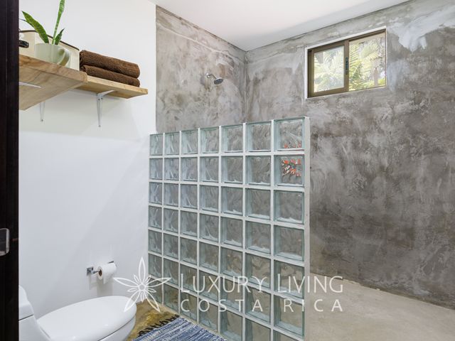 20423–PRECIO SUPER REDUCIDO/Casa con terreno, piscina y casa huéspedes — photo 12 of 21