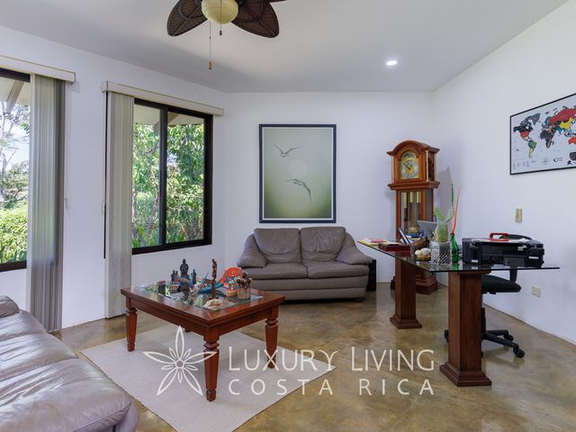 20423–PRECIO SUPER REDUCIDO/Casa con terreno, piscina y casa huéspedes — photo 13 of 21