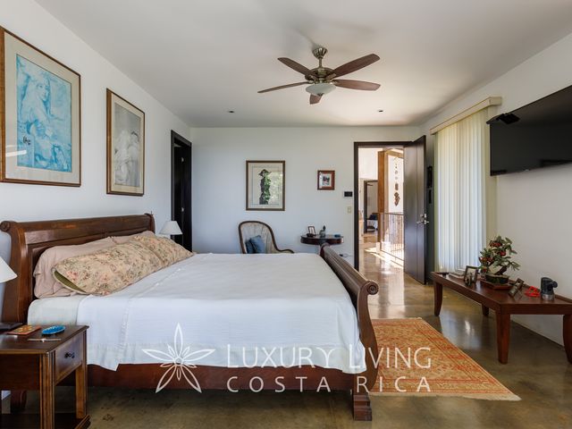 20423–PRECIO SUPER REDUCIDO/Casa con terreno, piscina y casa huéspedes — photo 14 of 21