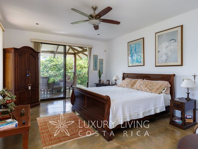 20423–PRECIO SUPER REDUCIDO/Casa con terreno, piscina y casa huéspedes — photo 15 of 21
