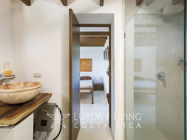 20423–PRECIO SUPER REDUCIDO/Casa con terreno, piscina y casa huéspedes — photo 18 of 21