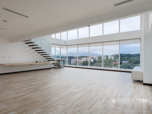21351 - Spacious Penthouse with excellent location and panoramic views — photo 1 of 20