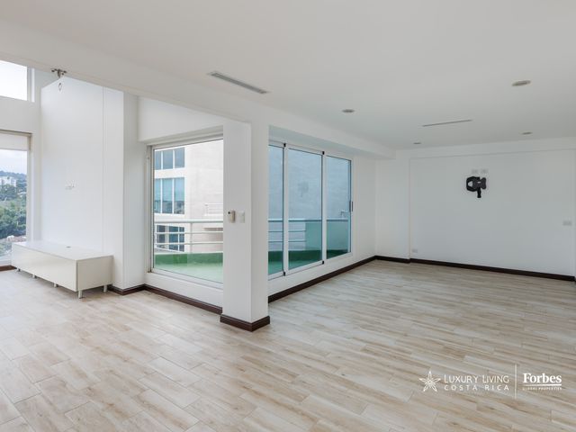 21351 - Spacious Penthouse with excellent location and panoramic views — photo 2 of 20