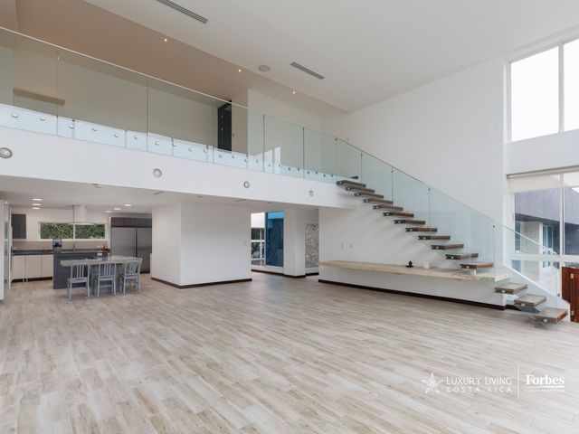 21351 - Spacious Penthouse with excellent location and panoramic views — photo 5 of 20