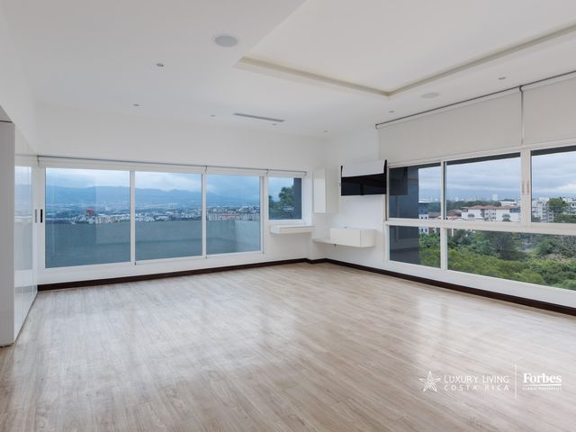 21351 - Spacious Penthouse with excellent location and panoramic views — photo 12 of 20