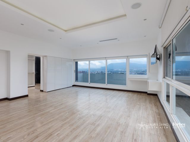 21351 - Spacious Penthouse with excellent location and panoramic views — photo 16 of 20