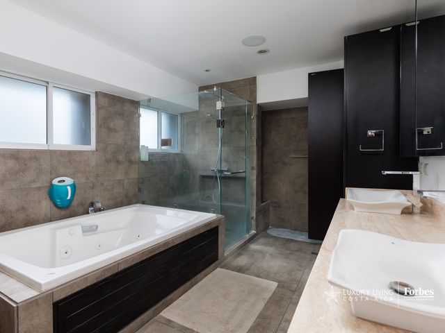 21351 - Spacious Penthouse with excellent location and panoramic views — photo 15 of 20