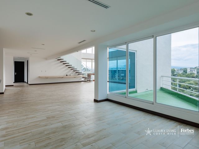 21351 - Spacious Penthouse with excellent location and panoramic views — photo 13 of 20