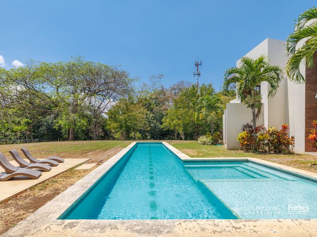 21311 - Single-Level Luxury Home with 6 Bedrooms, Pool, and Large Garden — photo 1 of 21