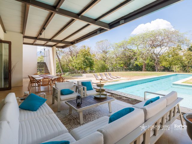 21311 - Single-Level Luxury Home with 6 Bedrooms, Pool, and Large Garden — photo 11 of 21
