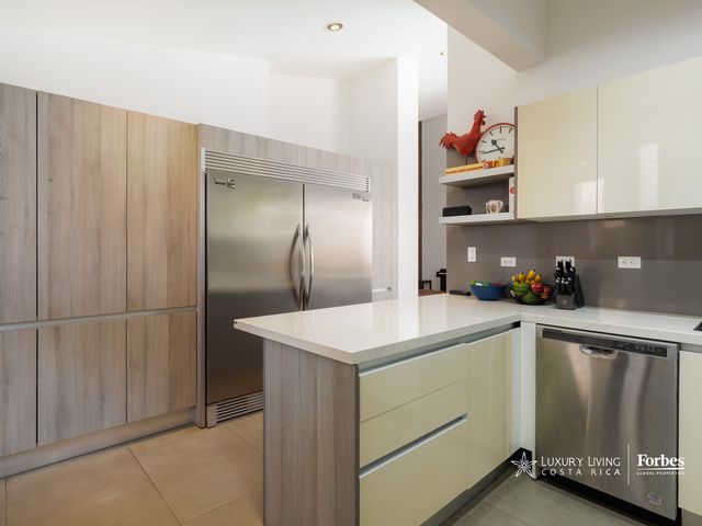 21311 - Single-Level Luxury Home with 6 Bedrooms, Pool, and Large Garden — photo 9 of 21