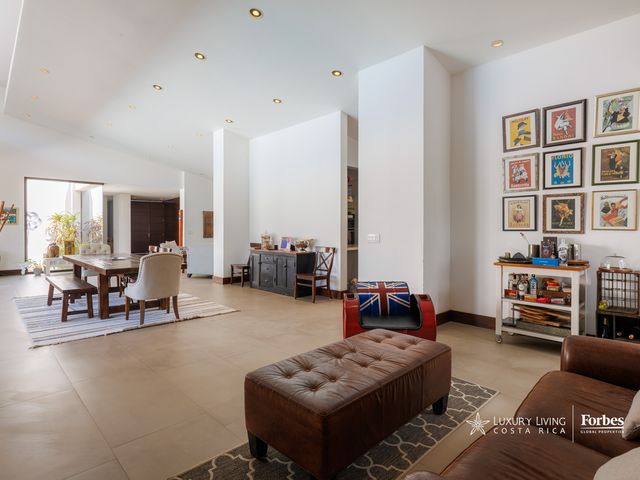 21311 - Single-Level Luxury Home with 6 Bedrooms, Pool, and Large Garden — photo 10 of 21