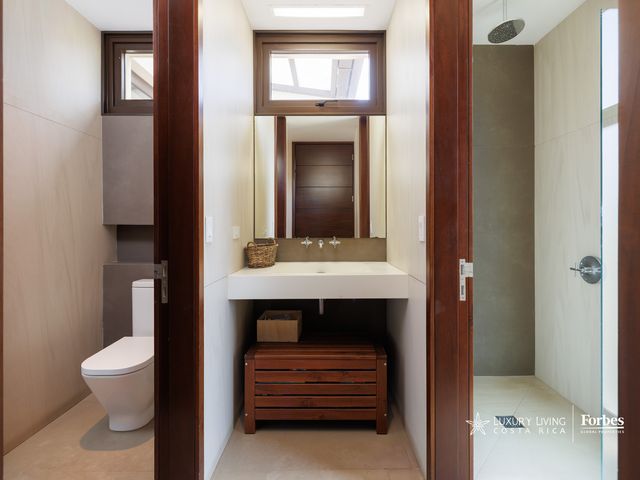 21311 - Single-Level Luxury Home with 6 Bedrooms, Pool, and Large Garden — photo 7 of 21