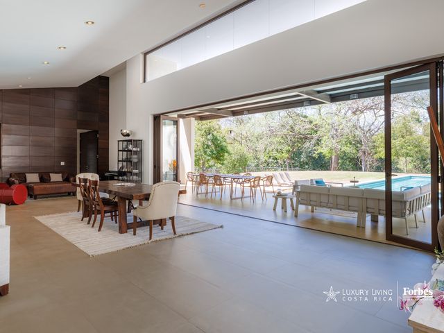 21311 - Single-Level Luxury Home with 6 Bedrooms, Pool, and Large Garden — photo 5 of 21