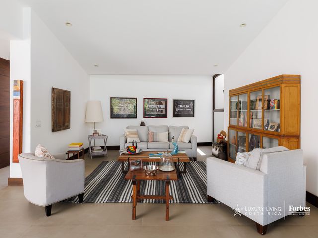 21311 - Single-Level Luxury Home with 6 Bedrooms, Pool, and Large Garden — photo 3 of 21