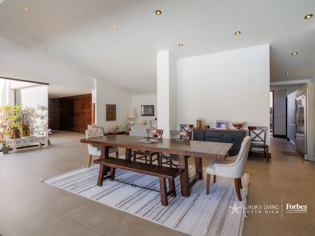 21311 - Single-Level Luxury Home with 6 Bedrooms, Pool, and Large Garden — photo 4 of 21