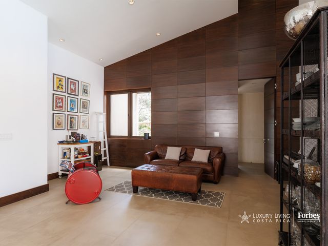 21311 - Single-Level Luxury Home with 6 Bedrooms, Pool, and Large Garden — photo 6 of 21