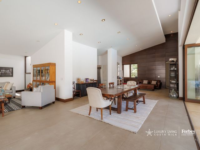 21311 - Single-Level Luxury Home with 6 Bedrooms, Pool, and Large Garden — photo 2 of 21