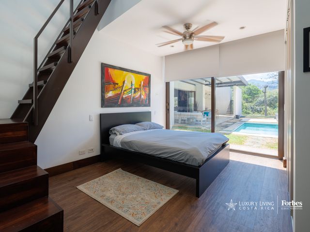 21311 - Single-Level Luxury Home with 6 Bedrooms, Pool, and Large Garden — photo 13 of 21