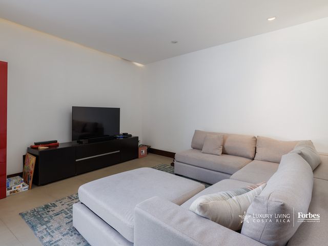 21311 - Single-Level Luxury Home with 6 Bedrooms, Pool, and Large Garden — photo 14 of 21