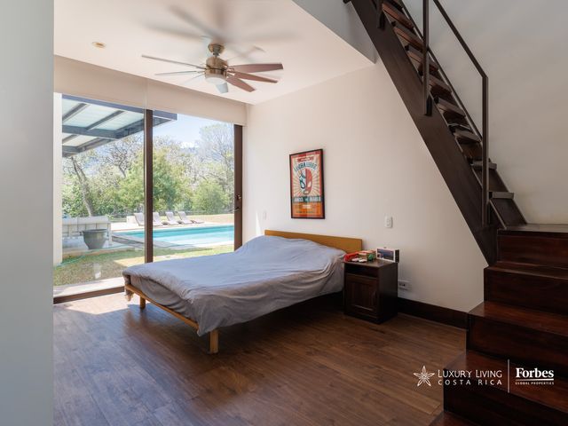 21311 - Single-Level Luxury Home with 6 Bedrooms, Pool, and Large Garden — photo 12 of 21