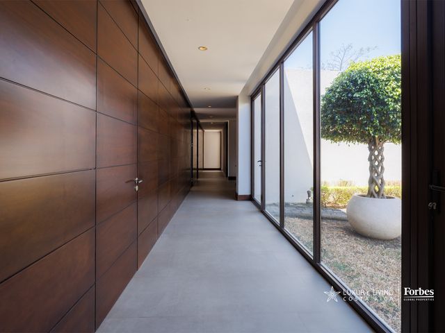 21311 - Single-Level Luxury Home with 6 Bedrooms, Pool, and Large Garden — photo 15 of 21