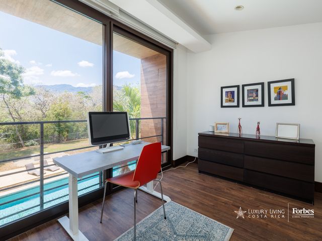 21311 - Single-Level Luxury Home with 6 Bedrooms, Pool, and Large Garden — photo 16 of 21