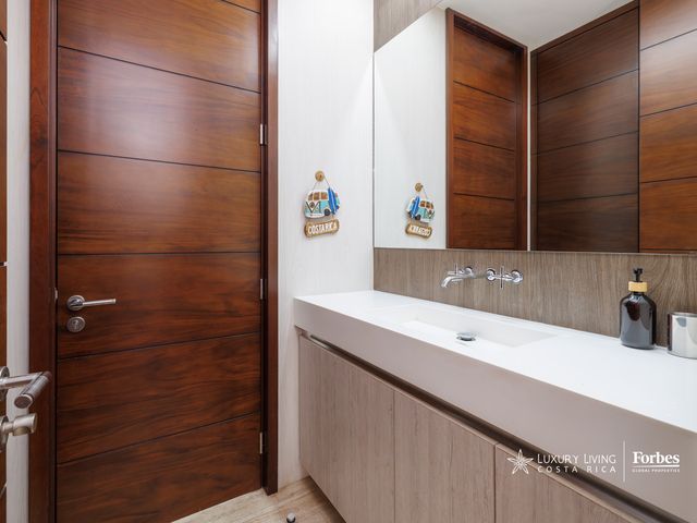 21311 - Single-Level Luxury Home with 6 Bedrooms, Pool, and Large Garden — photo 19 of 21