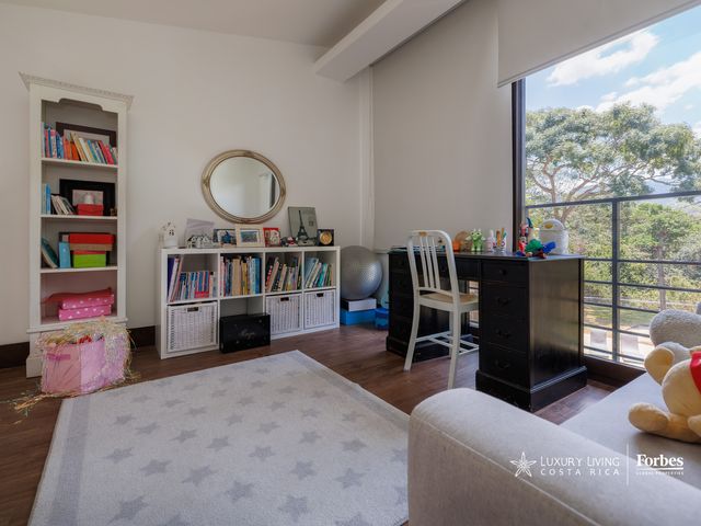 21311 - Single-Level Luxury Home with 6 Bedrooms, Pool, and Large Garden — photo 21 of 21