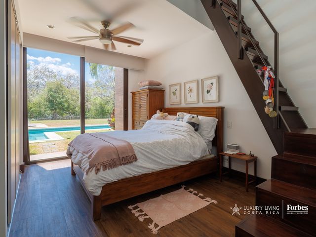 21311 - Single-Level Luxury Home with 6 Bedrooms, Pool, and Large Garden — photo 18 of 21