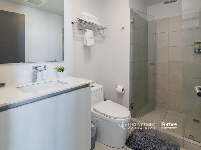 Bathroom — 21365 - Turn-key apartment at SCRET Sabana, 25th floor, Two bedrooms, photo 7 of 12